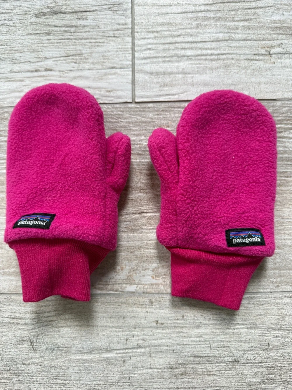 Patagonia Kids Mittens in Hot Pink Fleece